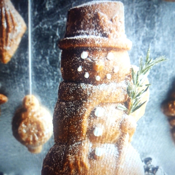 NordicWare ⛄Snowman-Shaped Baking Pan - Picture 1 of 6